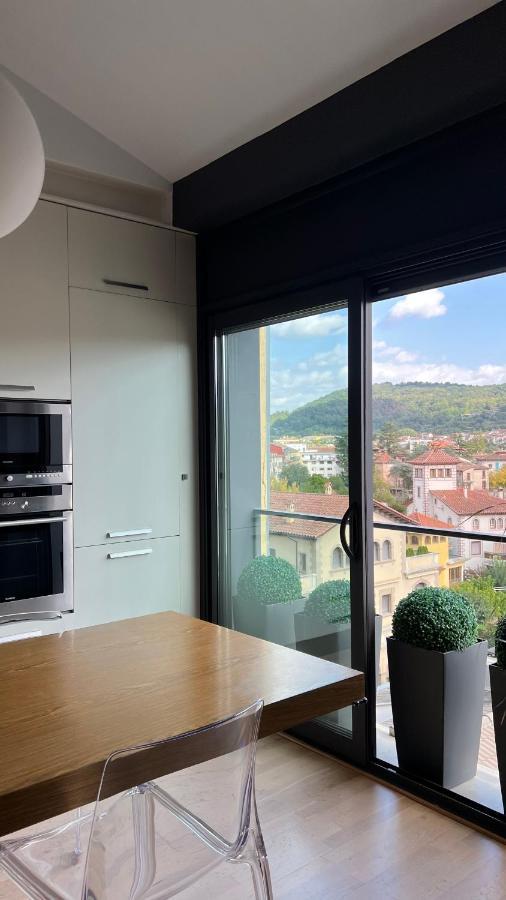 Atico De Diseno Con Terraza En El Centro De Olot Apartment Exterior photo