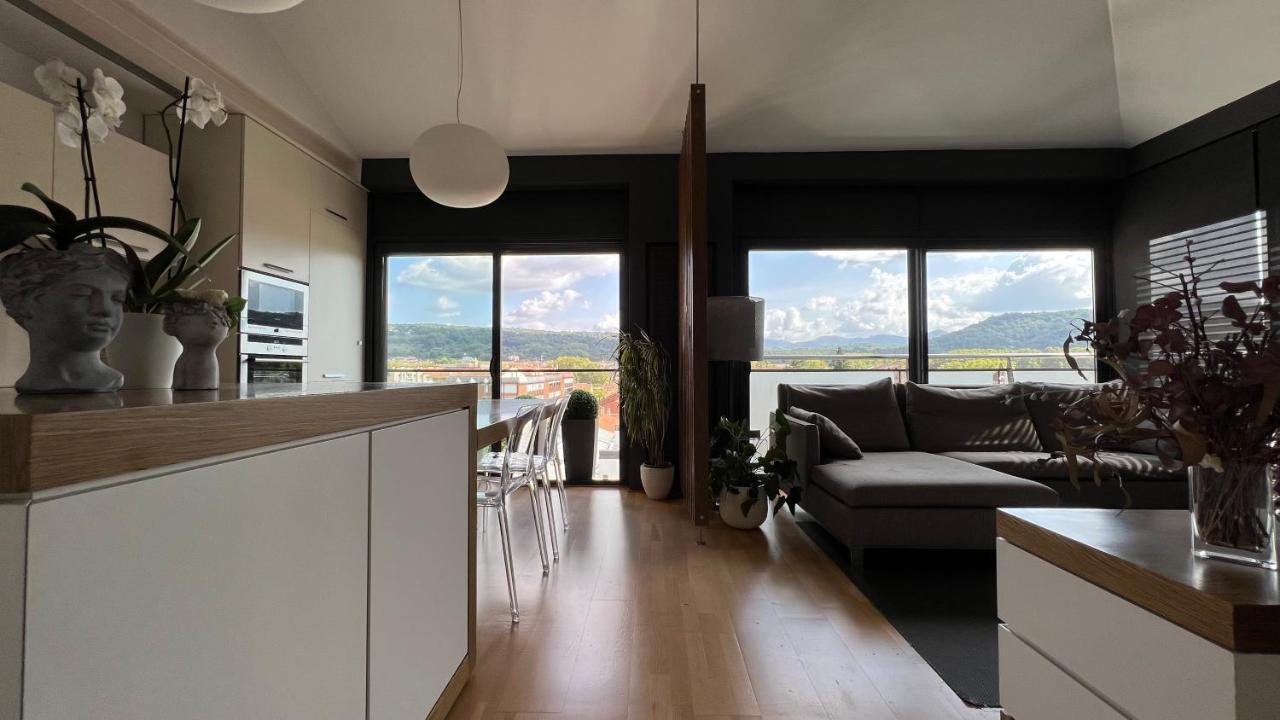 Atico De Diseno Con Terraza En El Centro De Olot Apartment Exterior photo
