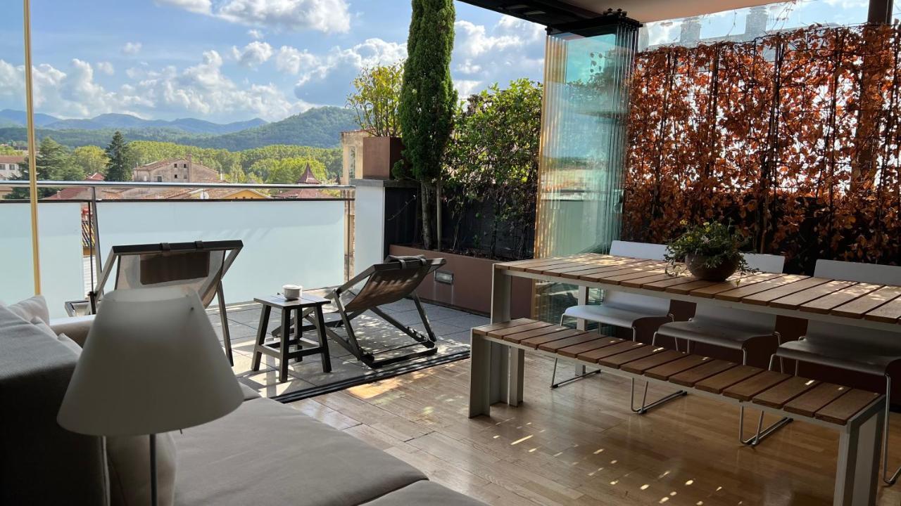 Atico De Diseno Con Terraza En El Centro De Olot Apartment Exterior photo